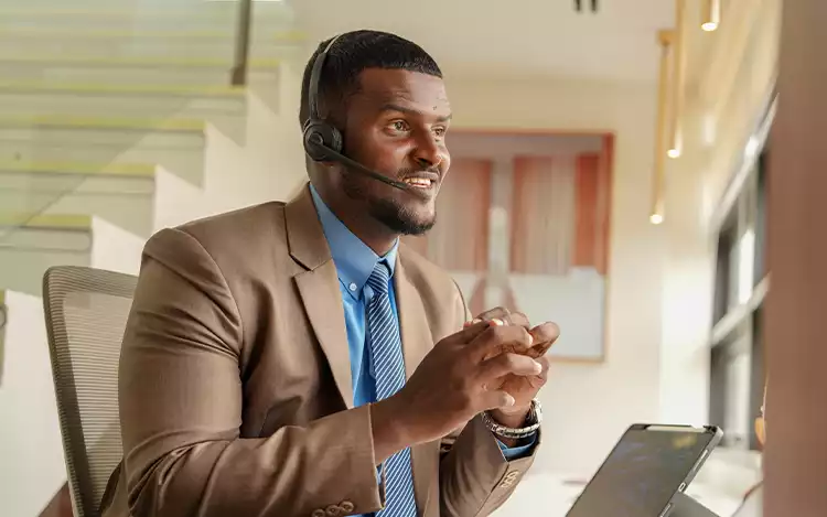 A-Customer-support-on-headset