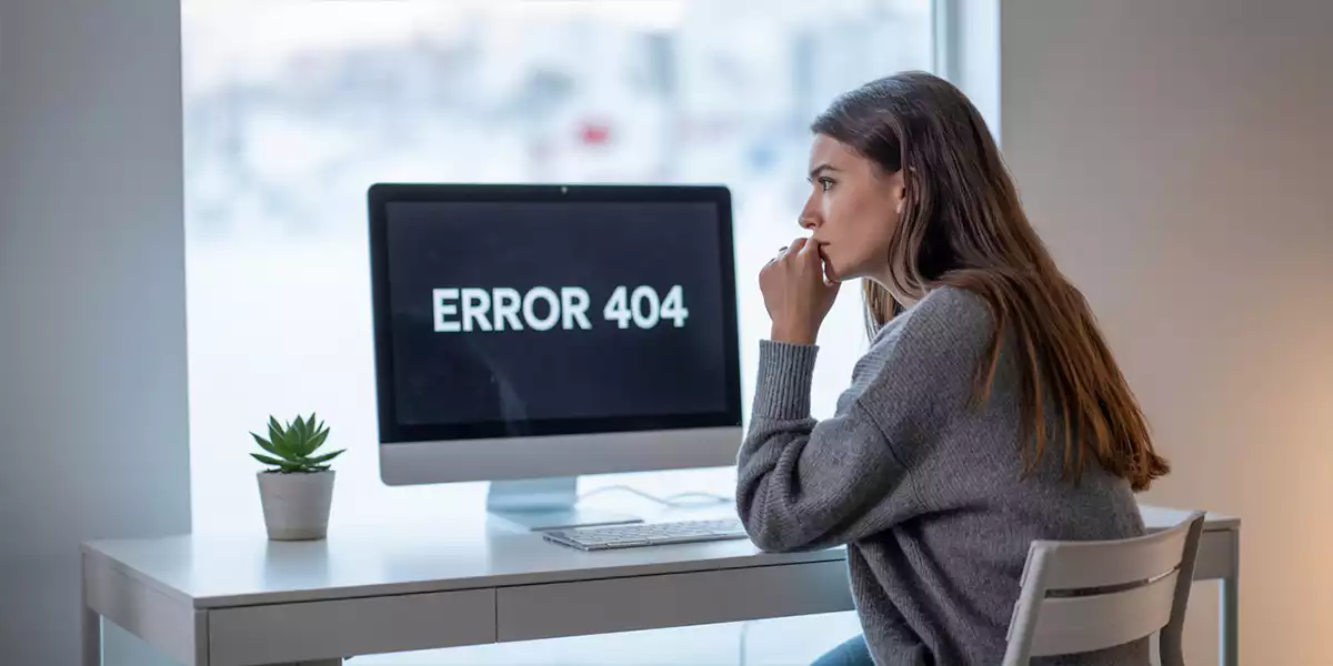 Person-sitting-at-a-computer-confused