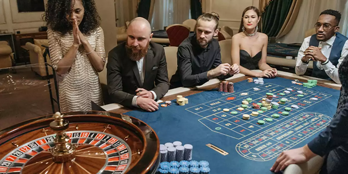 Players-gathered-around-a-roulette-table