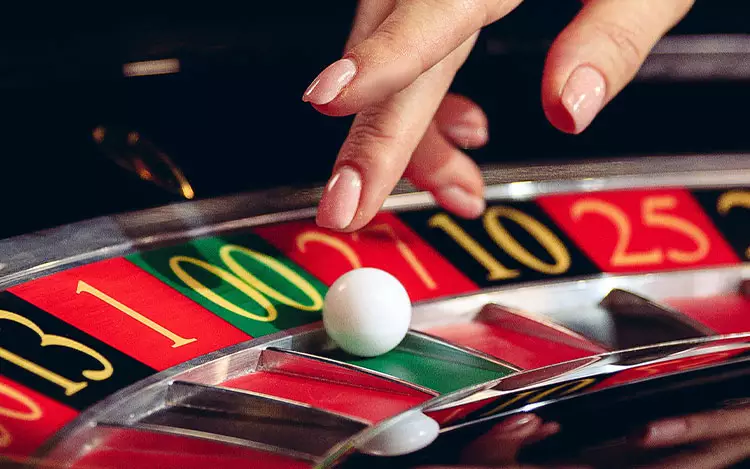 american-roulette-wheel-close-up-on-double-zero