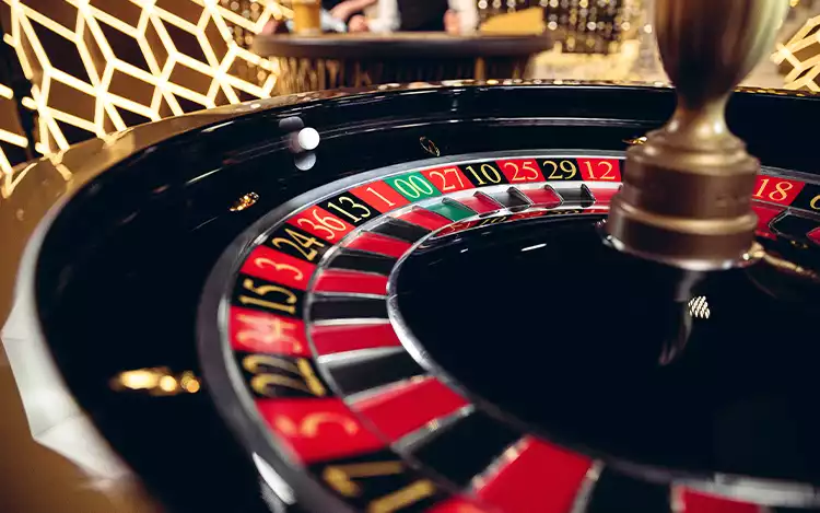 ball of roulette spinning