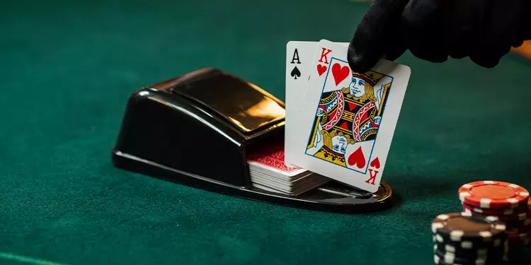 blackjack-shoe-with-cards