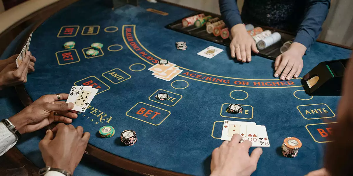 live poker table gameplay