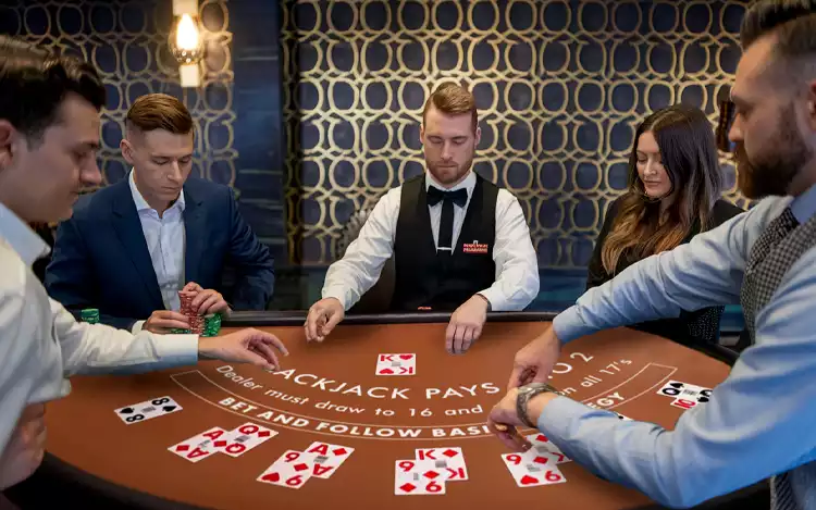 4 players and 1 dealer in a blackjack game