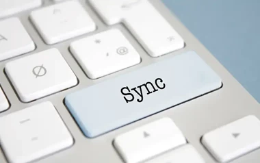 How Online Casinos Sync Thousands of Games in Real Time
