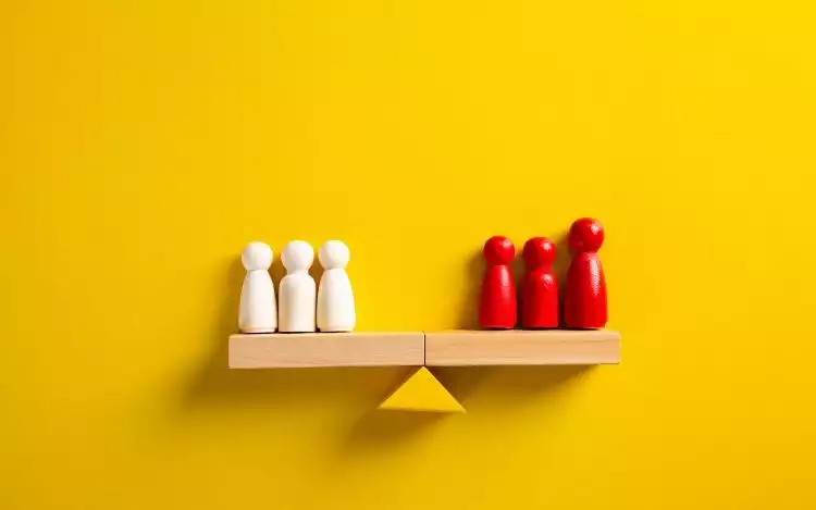 Balancing Niche and Mainstream Offerings