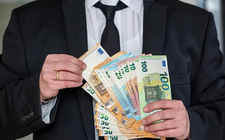 Can You Really Make a Living from Online Gambling What the Data Shows