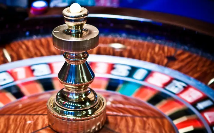 What is the main difference between European and Las Vegas roulette