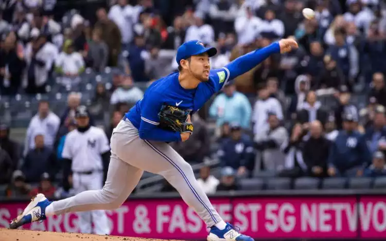 Yusei Kikuchi of the Toronto Blue Jays throwing a pitch