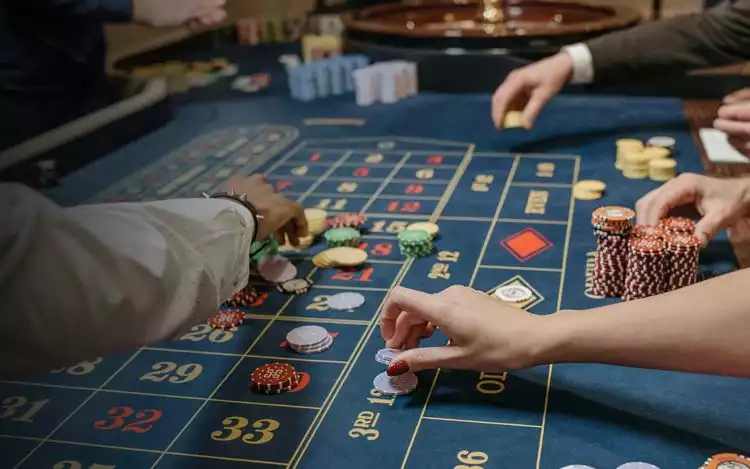 casino players betting in a casino table game