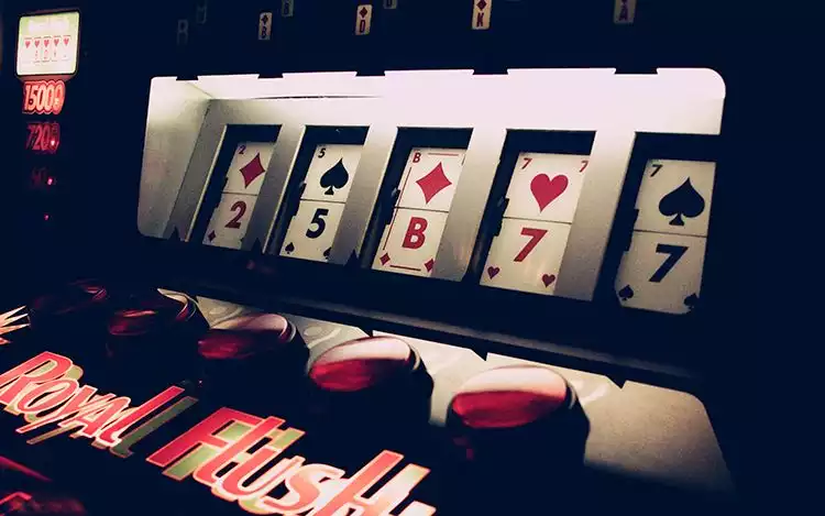 a slot machine with playing cards on it