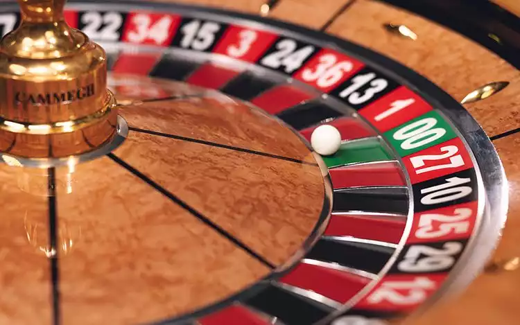 a close up of an American Roulette wheel showing the double zero pocket