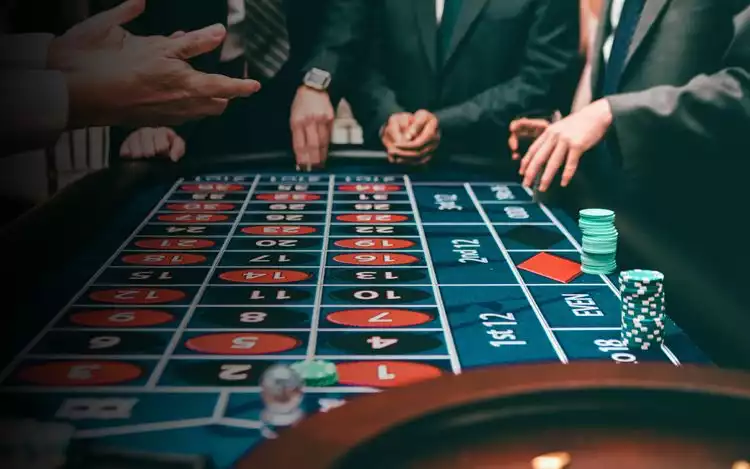 casino players playing roulette