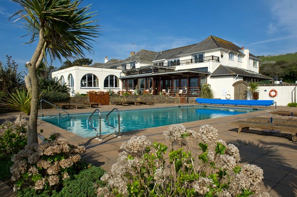 Discover 17 Luxury Hotels In Cornwall By The Sea For Your Next Beach Adventure