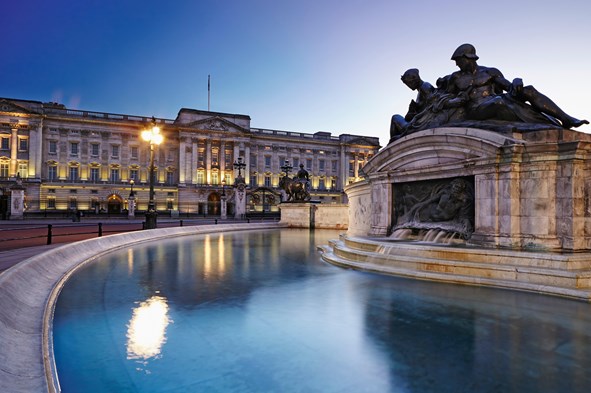 Behind The Palace Doors At Christmas – Grant Harrold